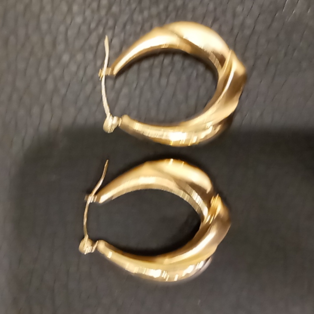 14kt petite hoop designed earrings. Detailed with light diamond cut.